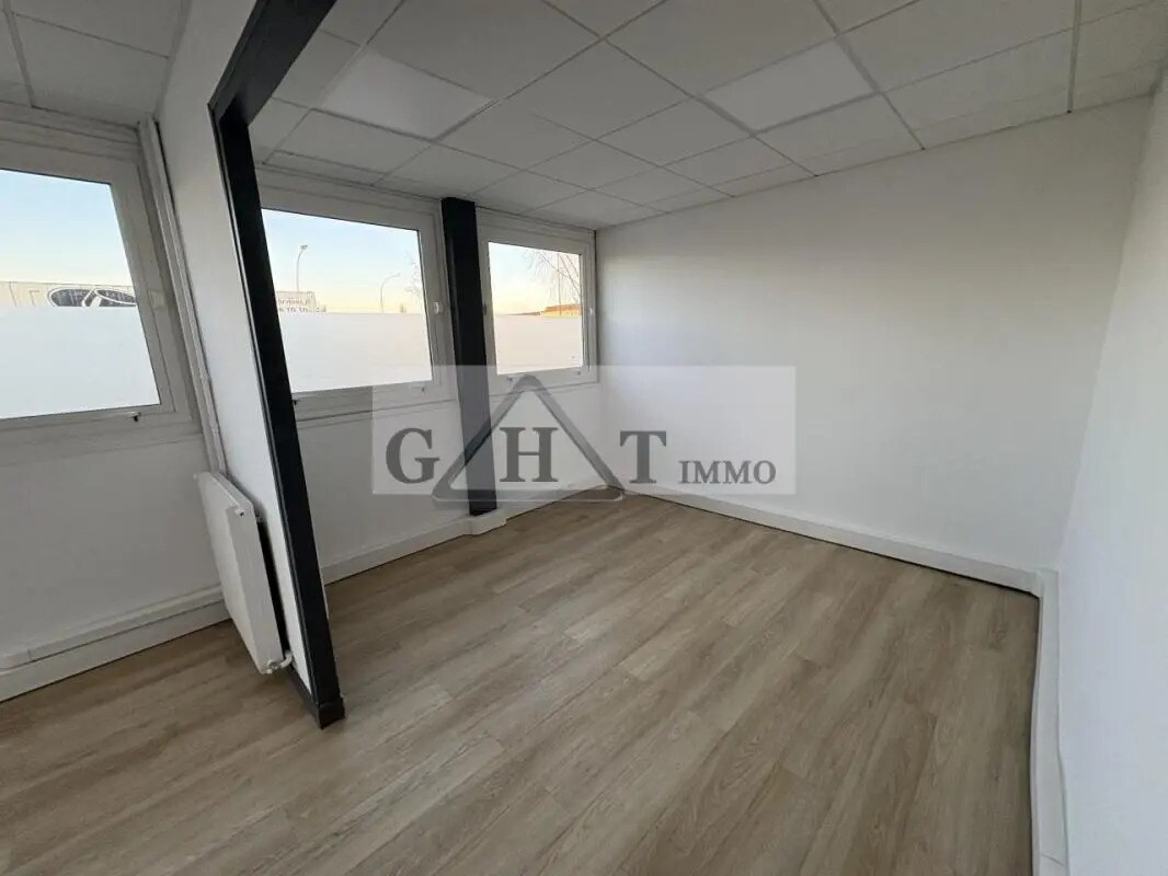 Bureau dans Vaux-le-Pénil à vendre Photo intérieure– Image 1 sur 8