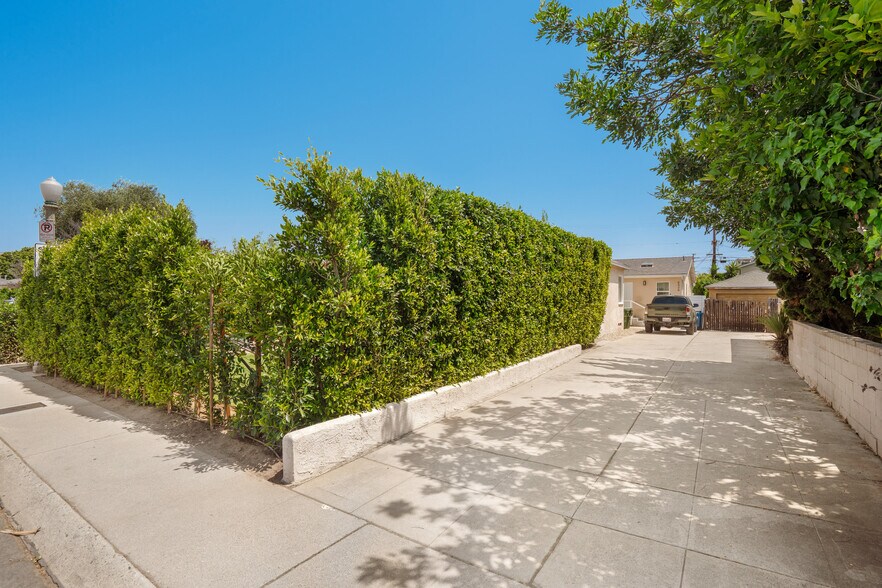 8430 Wiley Post Ave, Los Angeles, CA à vendre - Photo de l’immeuble – Image 3 sur 26