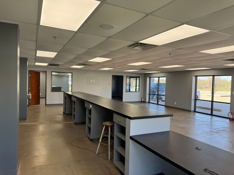 8305 Springdale Rd, Austin, TX à louer - Photo de l’immeuble – Image 2 sur 8