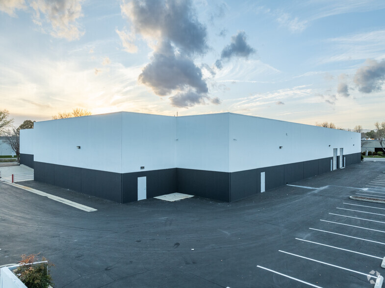 25158 Avenue Stanford, Valencia, CA à louer - Photo de l’immeuble – Image 3 sur 6