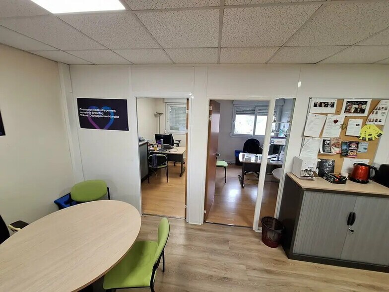 Bureau dans Chassieu à louer - Photo de l’immeuble – Image 3 sur 7