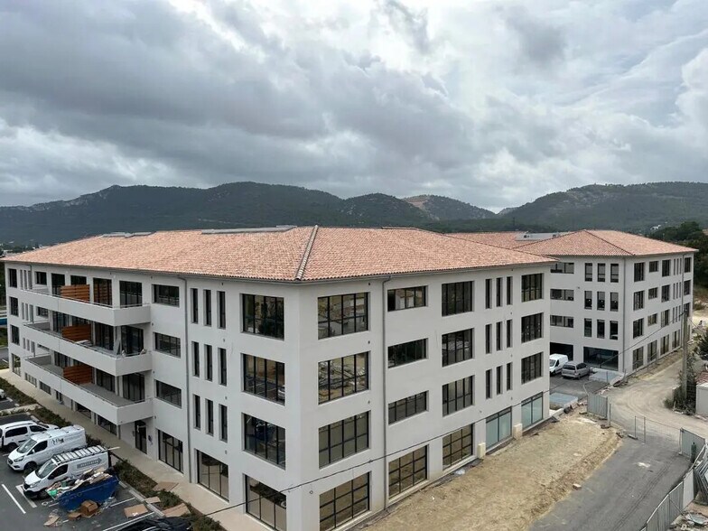Bureau dans Aubagne à louer - Photo de l’immeuble – Image 1 sur 6