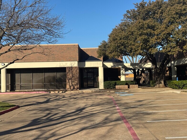 2033 Chenault Dr, Carrollton, TX à vendre - Photo de l’immeuble – Image 2 sur 10