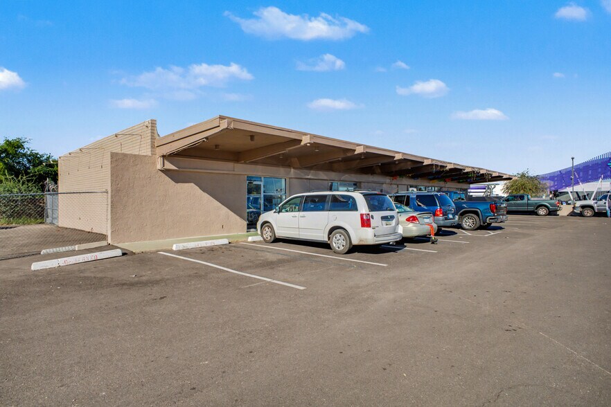 1704 N Country Club Dr, Mesa, AZ à vendre - Photo de l’immeuble – Image 3 sur 32