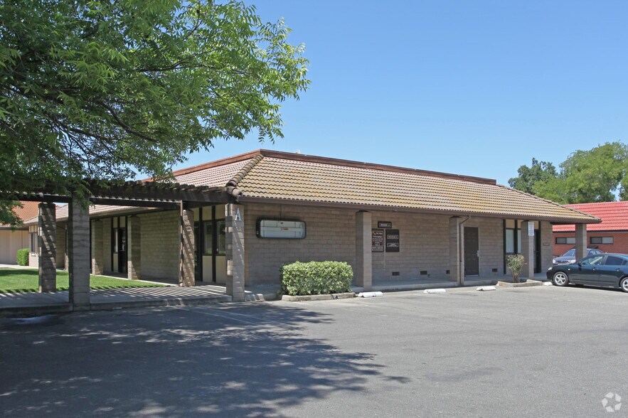 190-250 S Oak Ave, Oakdale, CA à louer - Photo principale – Image 1 sur 3
