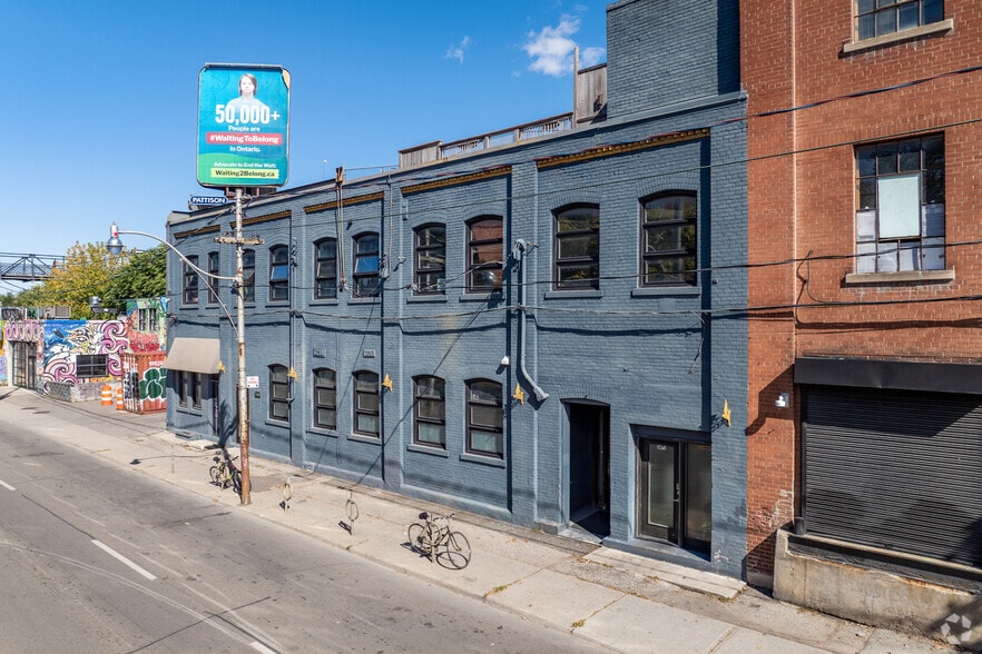 2480 Dundas St W, Toronto, ON à vendre - Photo de l’immeuble – Image 3 sur 55