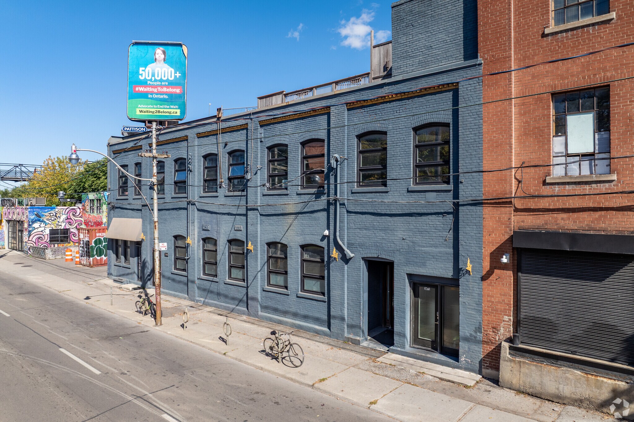 2480 Dundas St W, Toronto, ON à vendre Photo principale– Image 1 sur 55