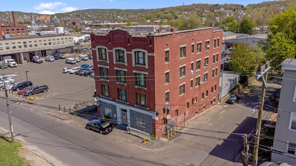 197 S Leonard St, Waterbury, CT à vendre - Photo de l’immeuble – Image 1 sur 22