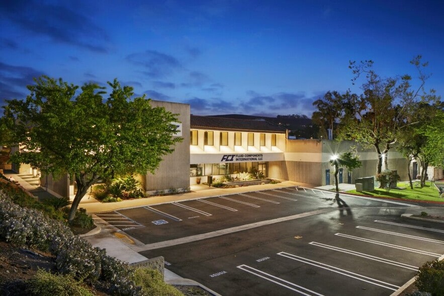 1755 La Costa Meadows Dr, San Marcos, CA à vendre - Photo principale – Image 1 sur 13