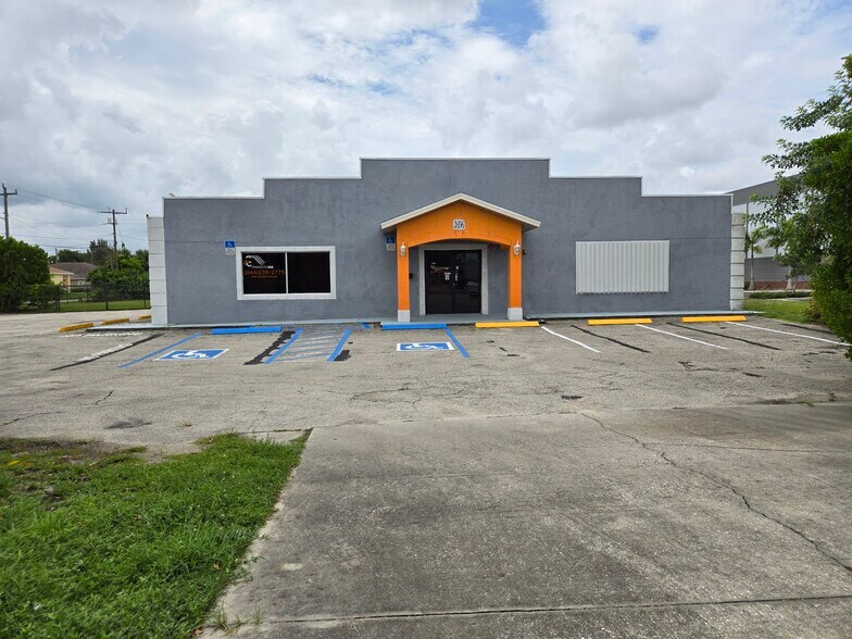 3696 Dr Martin Luther King Jr Blvd, Fort Myers, FL à louer - Photo de l’immeuble – Image 2 sur 7