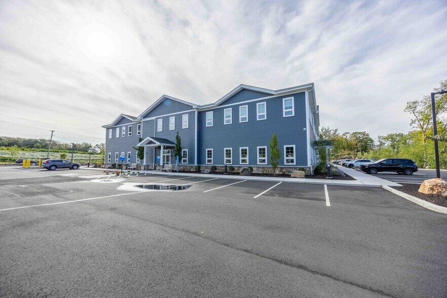 28 Branford Rd, North Branford, CT à vendre - Photo de l’immeuble – Image 3 sur 12
