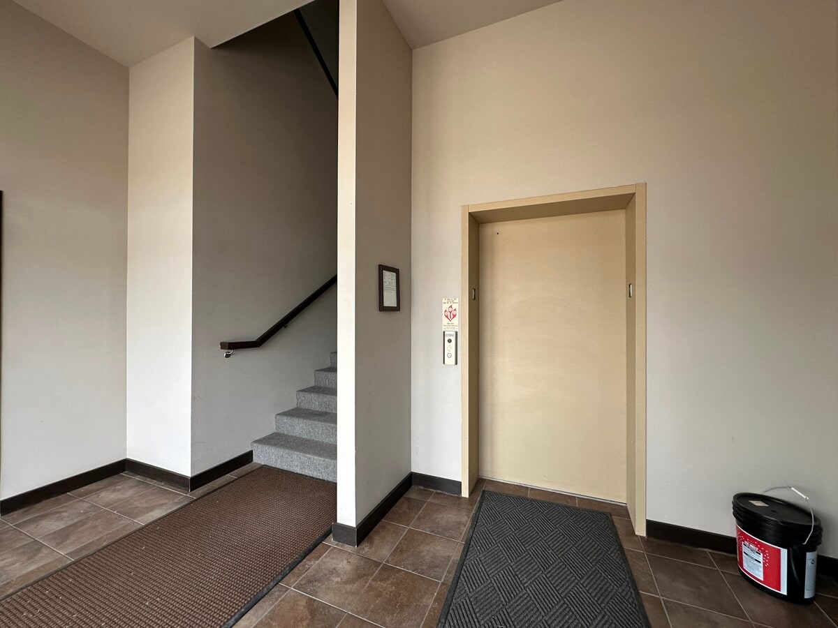 673 Westbury Dr, Iowa City, IA 52245 - Lot 102 & 201 -  - Photo intérieure - Image 2 of 55