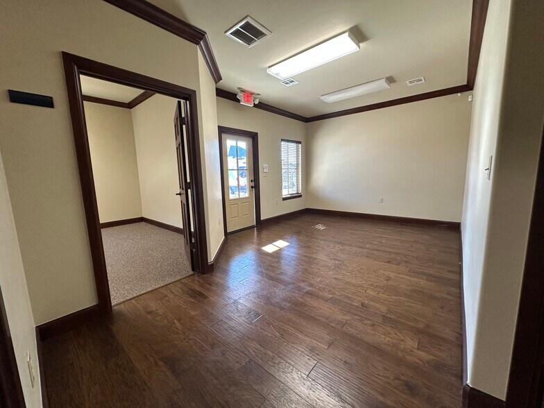 1955 W 33rd St, Edmond, OK à louer - Photo de l’immeuble – Image 3 sur 6