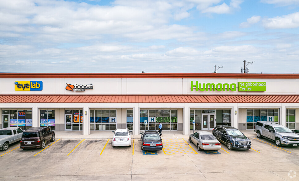 950 S General McMullen Dr, San Antonio, TX à louer - Photo de l’immeuble – Image 2 sur 8