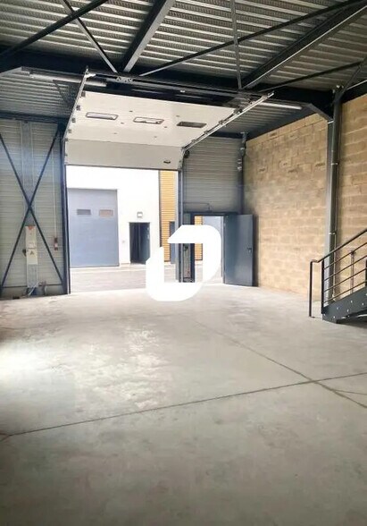 Local d’activités dans Bagnolet à louer - Photo de l’immeuble – Image 3 sur 11