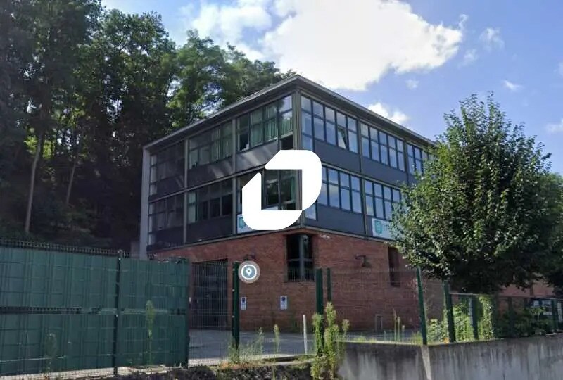 Local d’activités dans SAINT CYR L ECOLE à louer - Photo de l’immeuble – Image 1 sur 4