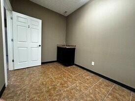 835 S 9th Ave, Haubstadt, IN 47639 - Lot 841 - - Photo intérieure - Image 1 of 5