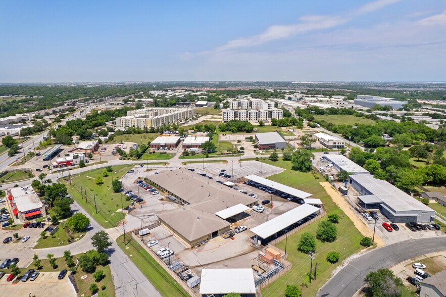 1505 Ferguson Ln, Austin, TX à vendre - Photo de l’immeuble – Image 2 sur 20