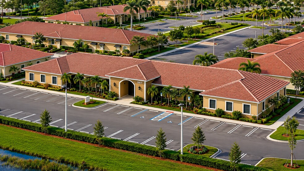 567 NW Lake Whitney Pl, Port Saint Lucie, FL à louer - Photo de l’immeuble – Image 2 sur 5
