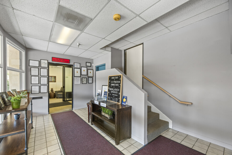 155 Wilbur Rd, Thousand Oaks, CA à vendre - Hall d’entrée – Image 3 sur 9
