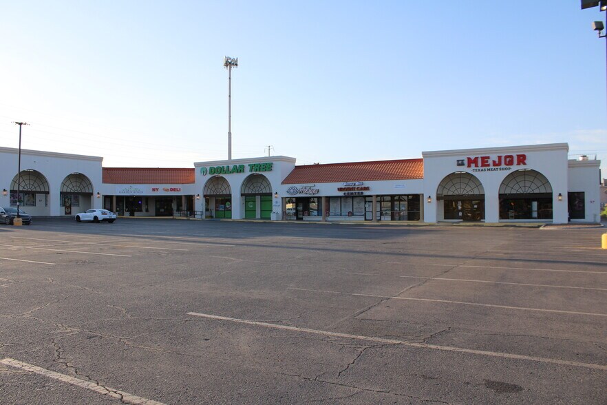 8041 N Mesa St, El Paso, TX à louer - Photo de l’immeuble – Image 1 sur 13