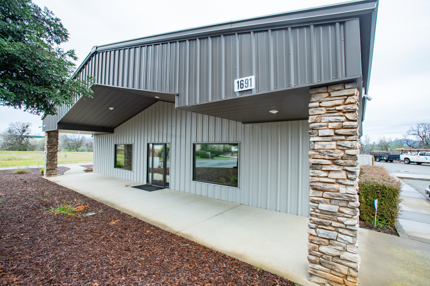 1691 Zachi Way, Redding, CA à vendre - Photo de l’immeuble – Image 2 sur 34