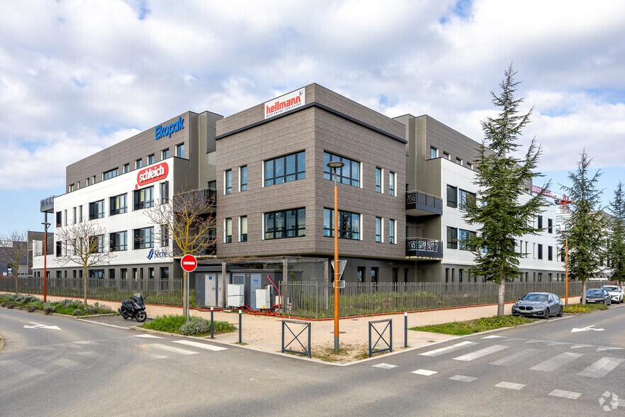 Bureau dans Genas à louer - Photo principale – Image 1 sur 12