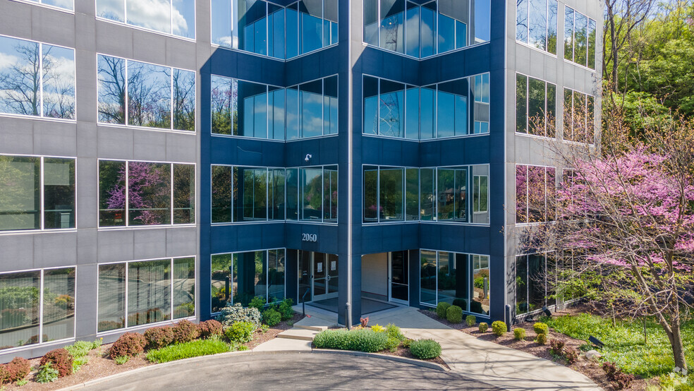 2060 Reading Rd, Cincinnati, OH à louer - Photo de l’immeuble – Image 3 sur 7