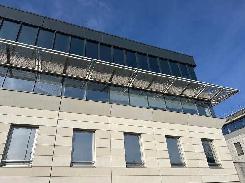 Bureau dans Bron à louer - Photo de l’immeuble – Image 2 sur 2