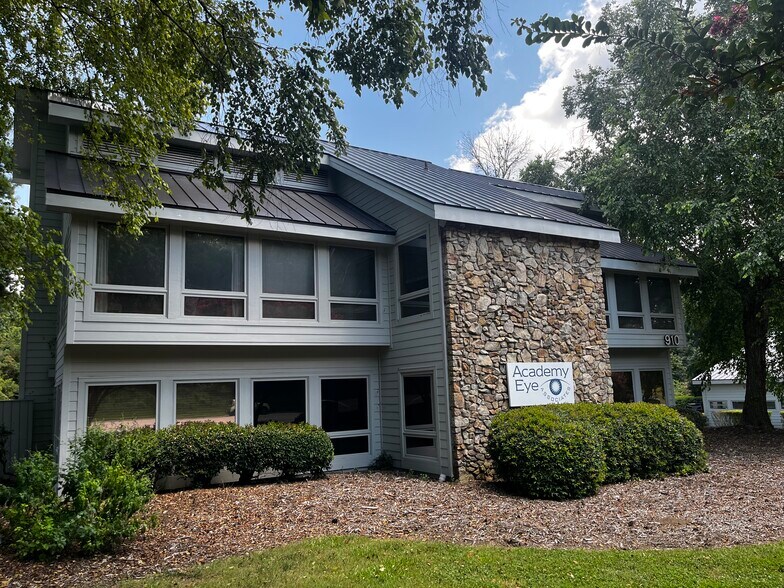 910 Martin Luther King Jr Blvd, Chapel Hill, NC à louer - Photo de l’immeuble – Image 1 sur 5