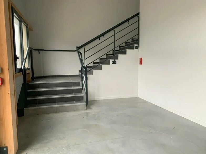 22 Rue Des Freres Lumiere, Saint-Bonnet-de-Mure à louer - Photo de l’immeuble – Image 3 sur 12
