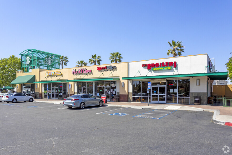 780-790 W Herndon Ave, Fresno, CA à louer - Photo de l’immeuble – Image 1 sur 4