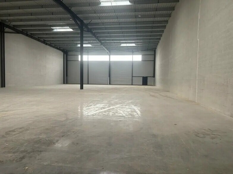 Local d’activités dans La Queue-en-Brie à louer - Photo de l’immeuble – Image 1 sur 9