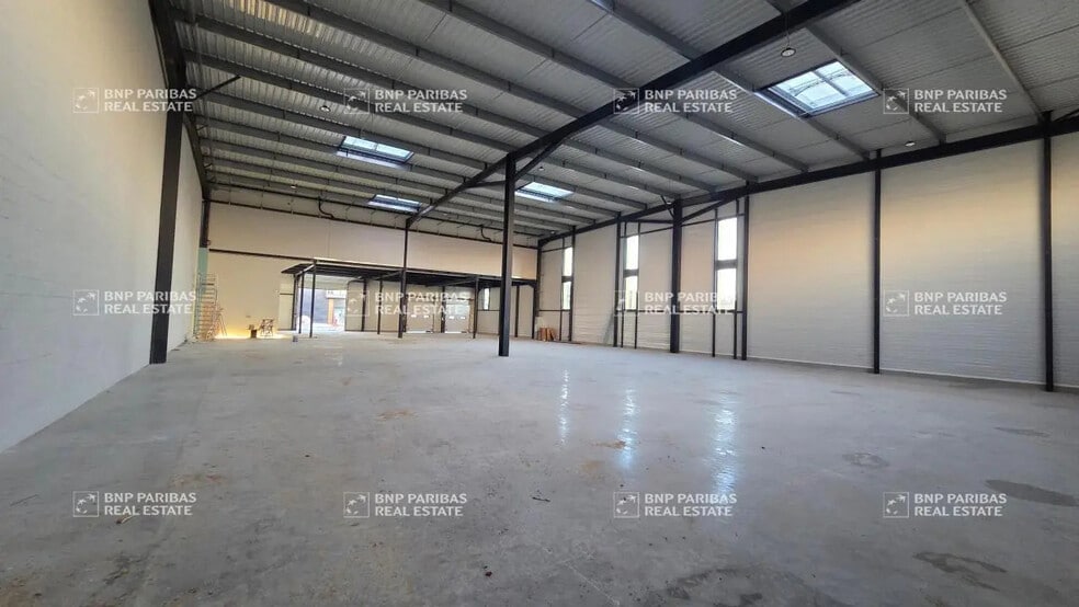 Local d’activités dans La Queue-en-Brie à louer - Photo de l’immeuble – Image 3 sur 7