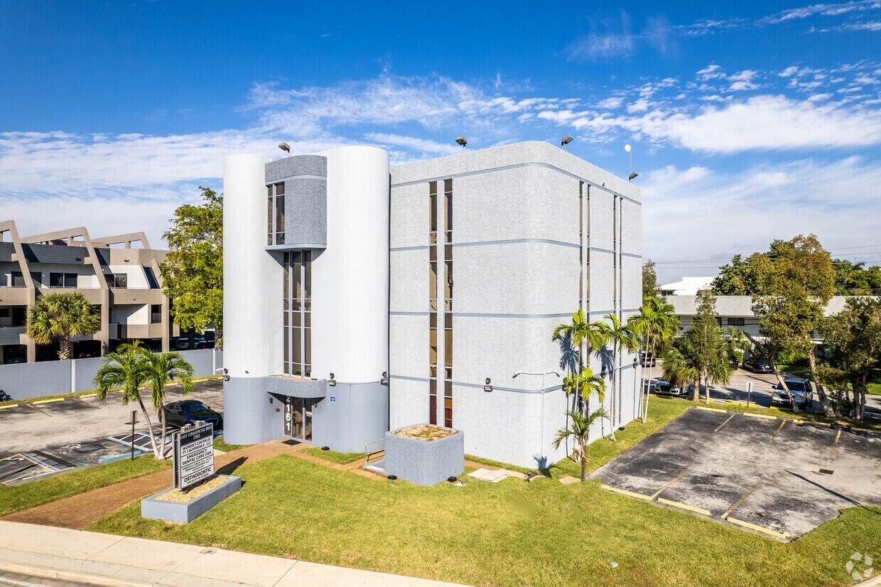 2161 E Commercial Blvd, Fort Lauderdale, FL à louer Photo de l’immeuble– Image 1 sur 9