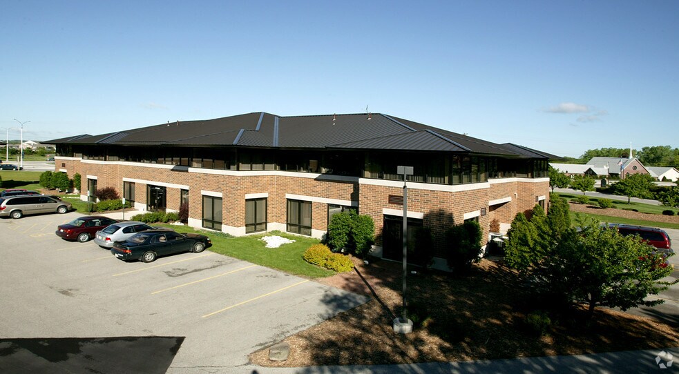 N27W23957 Paul Rd, Pewaukee, WI à louer - Photo de l’immeuble – Image 2 sur 4