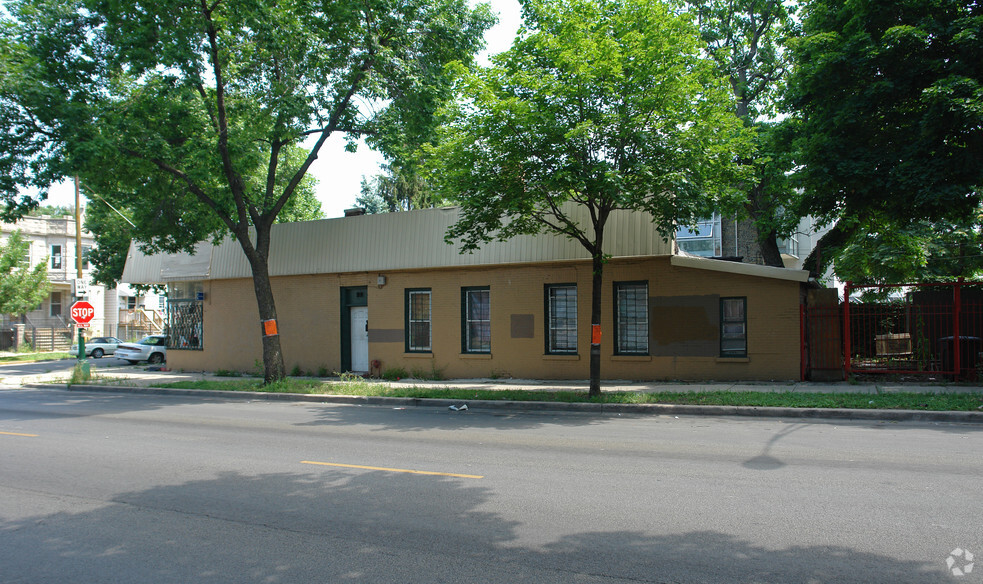 3581 W Belden Ave, Chicago, IL à louer - Photo de l’immeuble – Image 2 sur 18