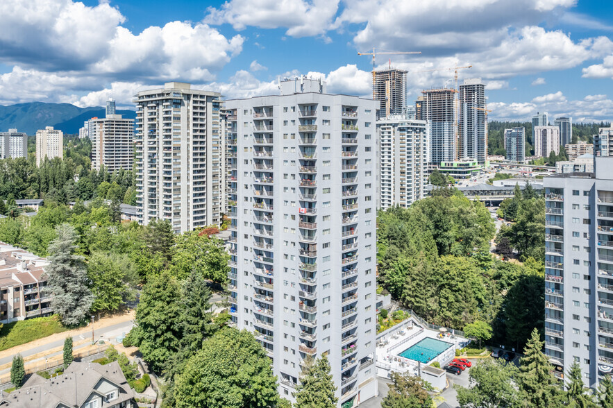 9380 Cardston Crt, Burnaby, BC à louer - Photo principale – Image 1 sur 4