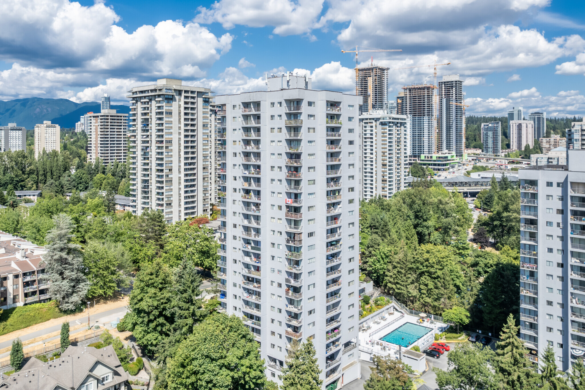 9380 Cardston Crt, Burnaby, BC à louer Photo principale– Image 1 sur 5