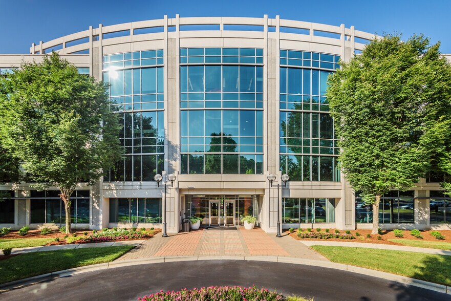 3735 Glen Lake Dr, Charlotte, NC à louer - Photo de l’immeuble – Image 2 sur 14