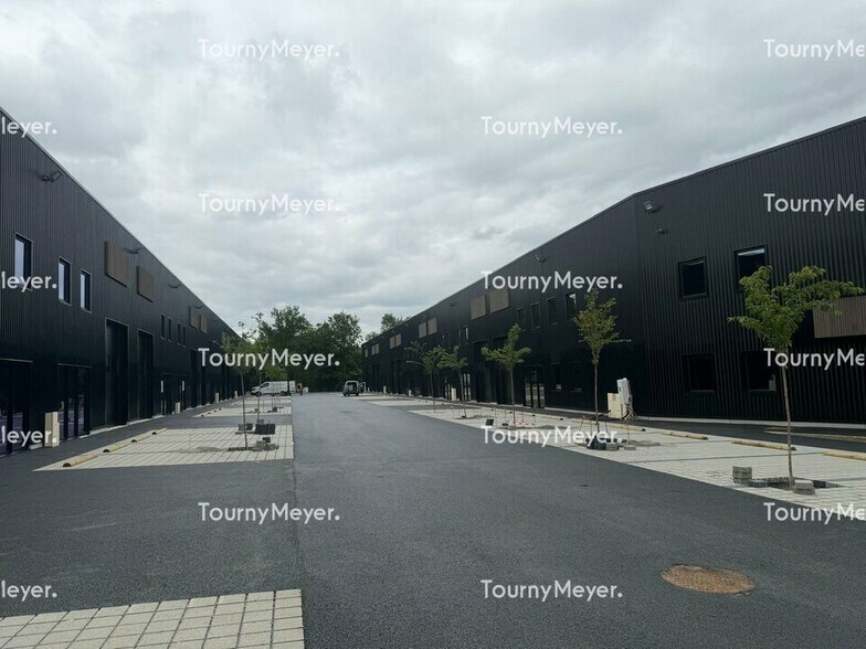Local d'activités dans La Mézière à vendre - Photo de l’immeuble – Image 3 sur 5