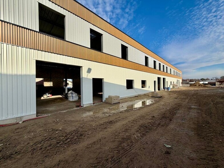 Local d’activités dans Asnières-sur-Oise à louer - Photo de l’immeuble – Image 3 sur 11