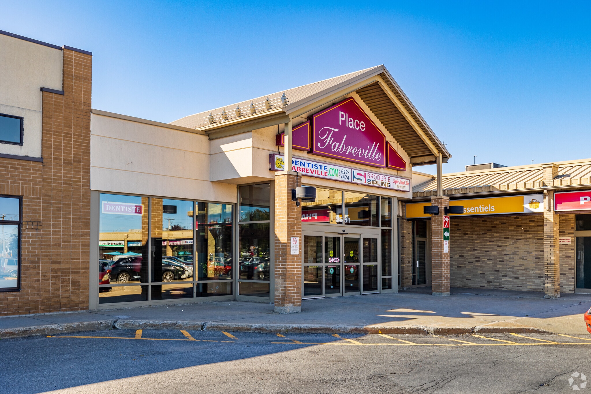 3545 Boul Dagenais O, Laval, QC à louer Photo principale– Image 1 sur 8