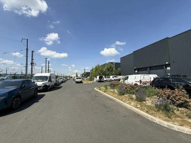 Local d’activités dans Noisy-le-Sec à louer - Photo de l’immeuble – Image 2 sur 12