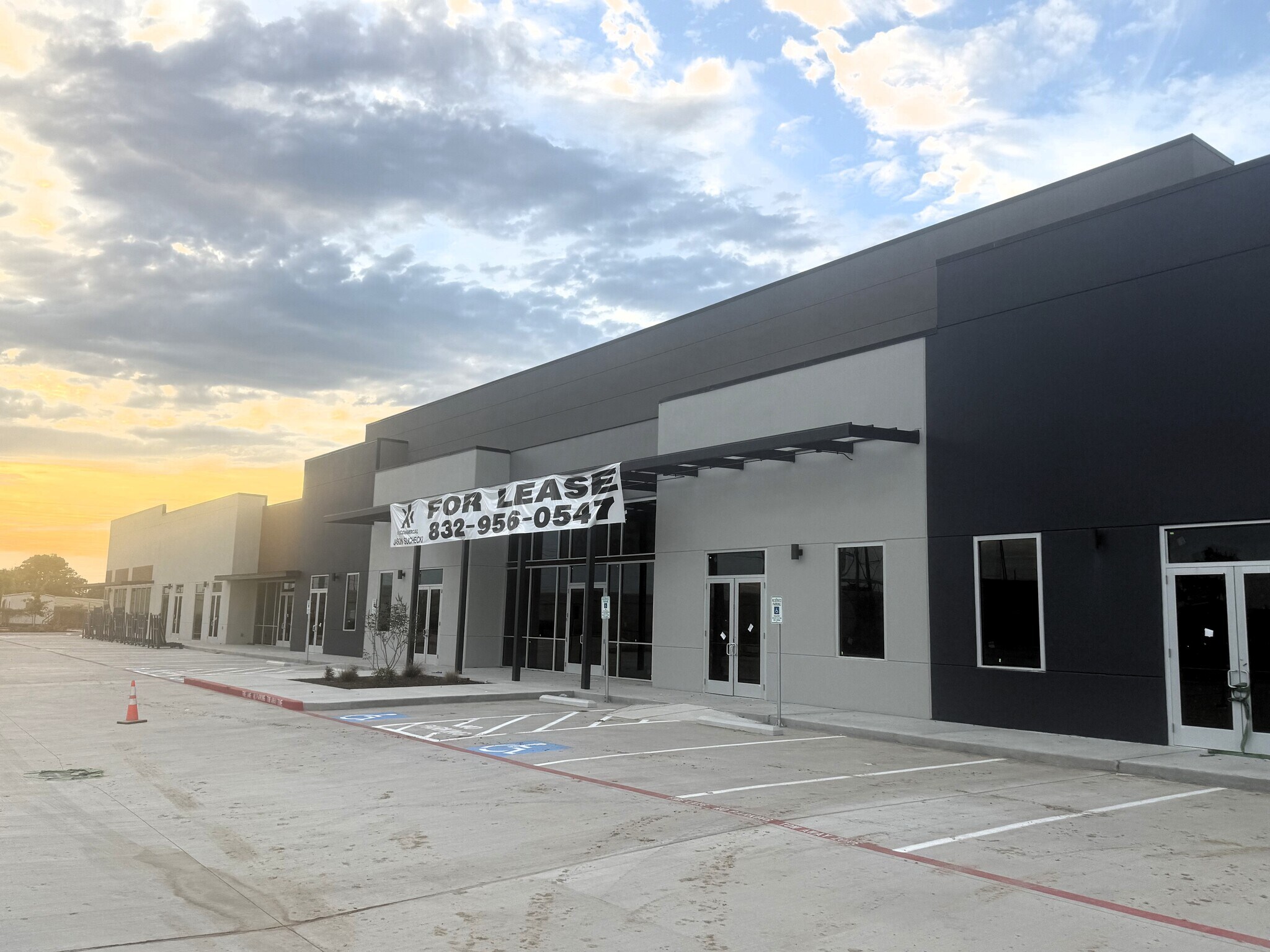 1320 W League City Pky, League City, TX à louer Photo de l’immeuble– Image 1 sur 24