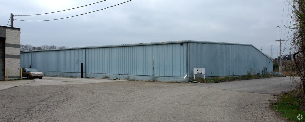 2550 Gilchrist Rd, Akron, OH à vendre - Photo de l’immeuble – Image 2 sur 5