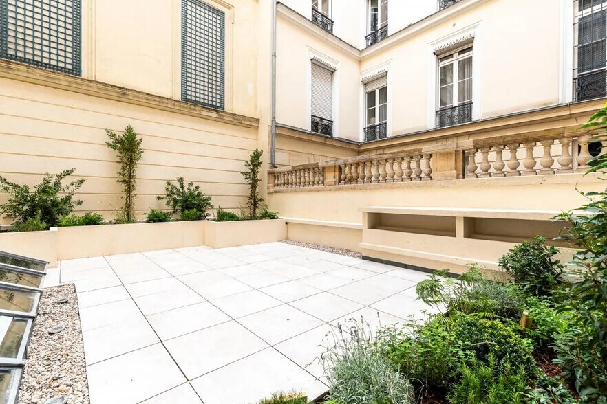 32 Rue De La Bienfaisance, Paris à louer - Photo de l’immeuble – Image 2 sur 10