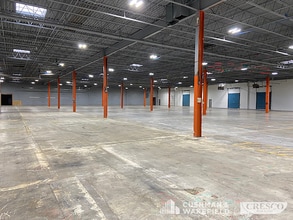 6800-6898 Engle Rd, Middleburg Heights, OH à louer Photo intérieure– Image 1 sur 4