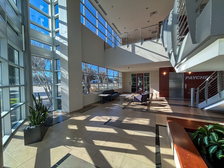 8605 Freeport Pky, Irving, TX à louer - Photo intérieure – Image 3 sur 17