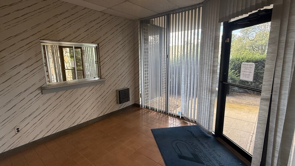 155 Adams Ave, Hauppauge, NY à vendre - Hall d’entrée – Image 3 sur 11